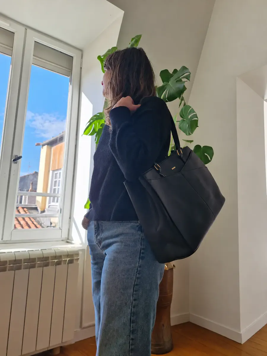 Lola, fondatrice d'Olvia, avec le sac Olvia noir à l'épaule